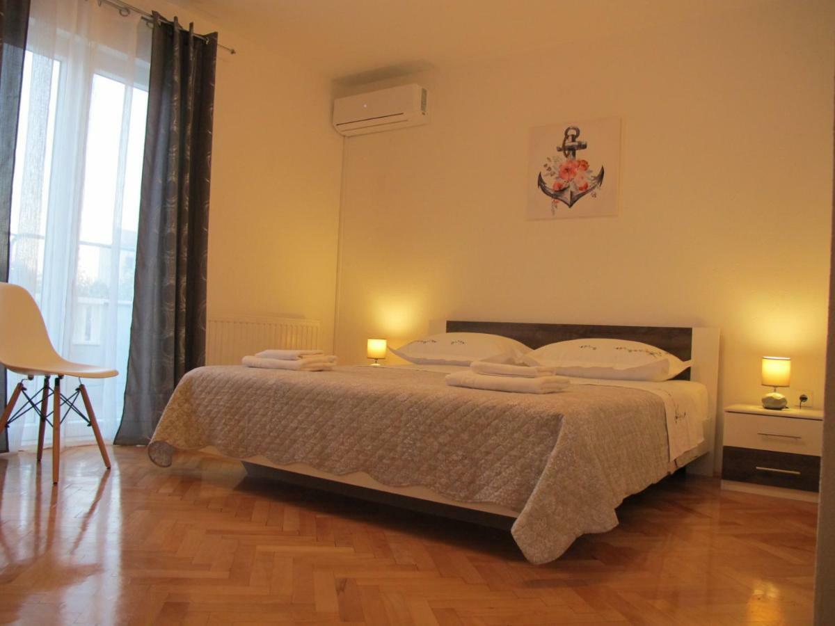 Perivoj Apartment Kastela Luaran gambar